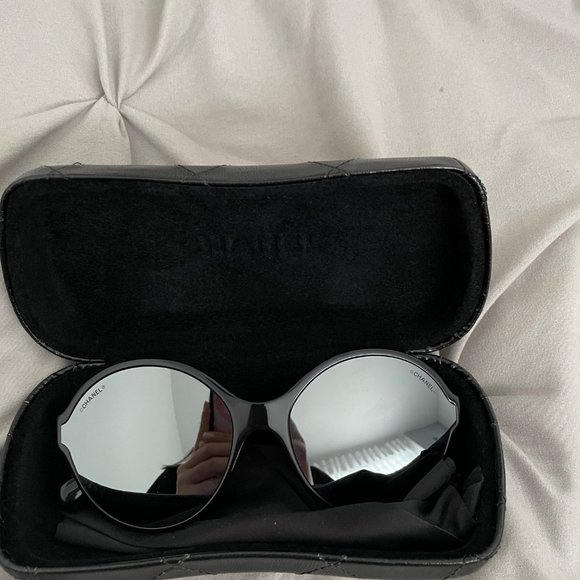 CHANEL SUNGLASSES + QUILTED CASE - Picture 2 of 4